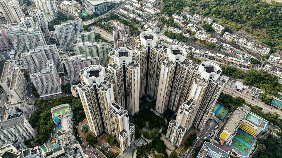 香港有不少人同時擔任業主及租客的身份，把本身擁有的物業放租出去，自己則租下別人單位。