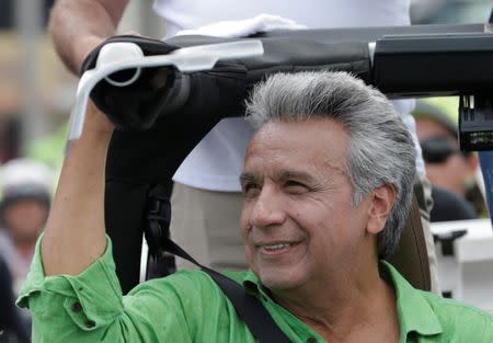 Lenín Moreno, candidato presidencial del gobernante Movimiento Alianza PAIS, participa en un mitin de campaña en las calles de Babahoyo, Ecuador. 16 de febrero, 2017. REUTERS/Henry Romero