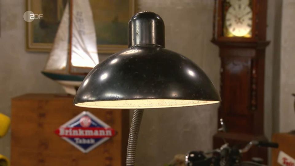 <p>Die "Kaiser Idell"-Leuchte mit Schwanenhals-Aufhängung aus den 1930er- bis 40er-Jahren wurde auf 150 bis 200 Euro geschätzt. (Bild: ZDF)</p> 