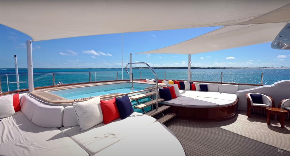 The sun deck lounge and jacuzzi