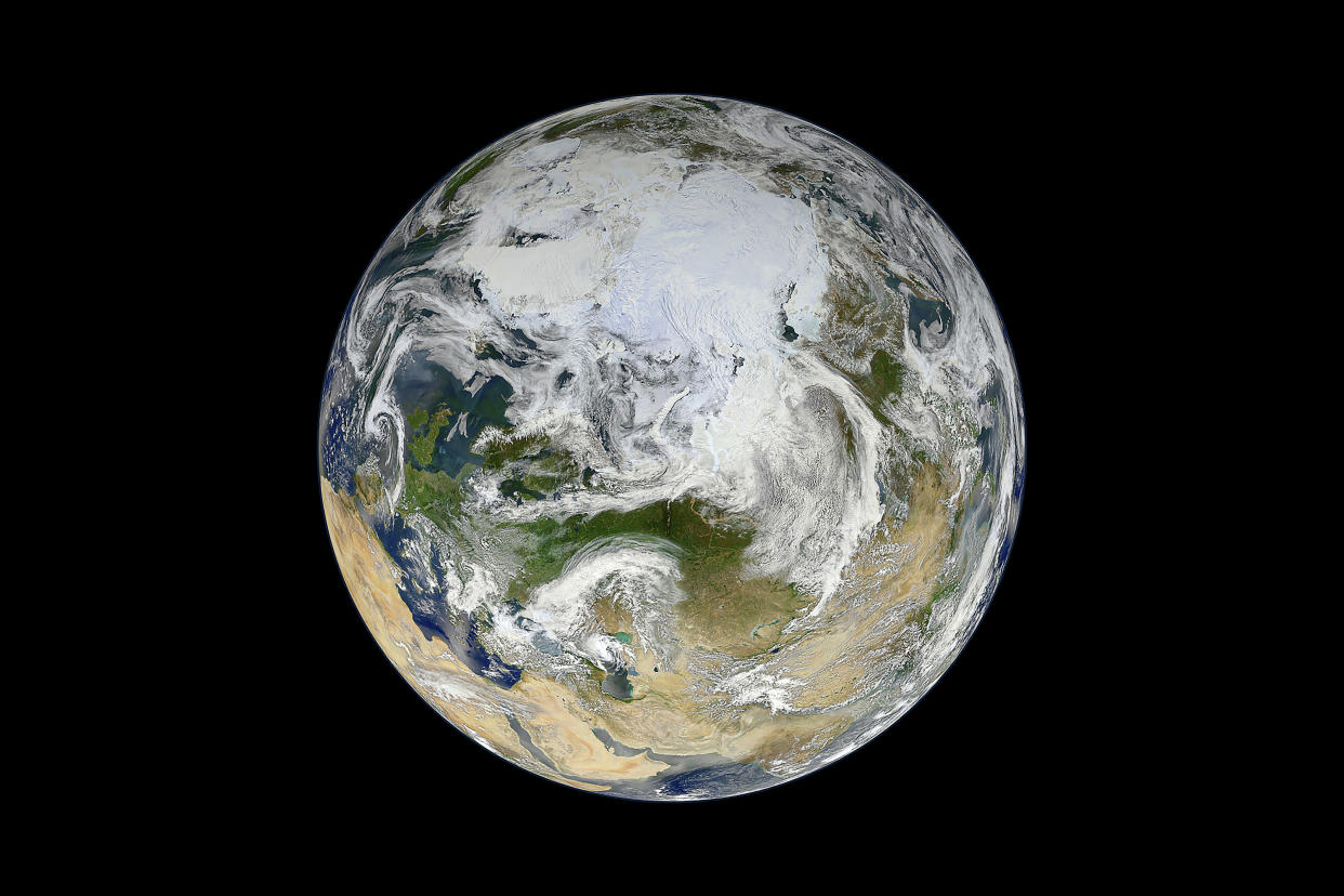 Una foto sin fecha de las regiones árticas de la Tierra tomada desde el espacio que proporcionaron Norman Kuring, NASA/GSFC/Asociación Nacional de Órbita Polar Suomi. (Norman Kuring, NASA/GSFC/Asociación Nacional de Órbita Polar Suomi vía The New York Times).