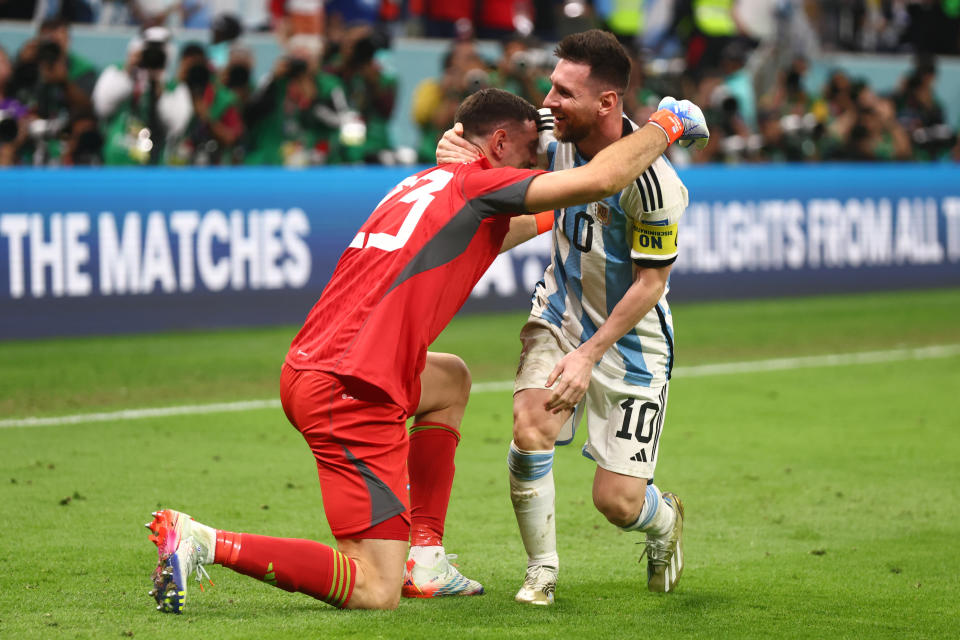 Messi celebrando junto a Emiliano Martínez, el héroe de Argentina contra Países Bajos. (Chris Brunskill/Fantasista/Getty Images)