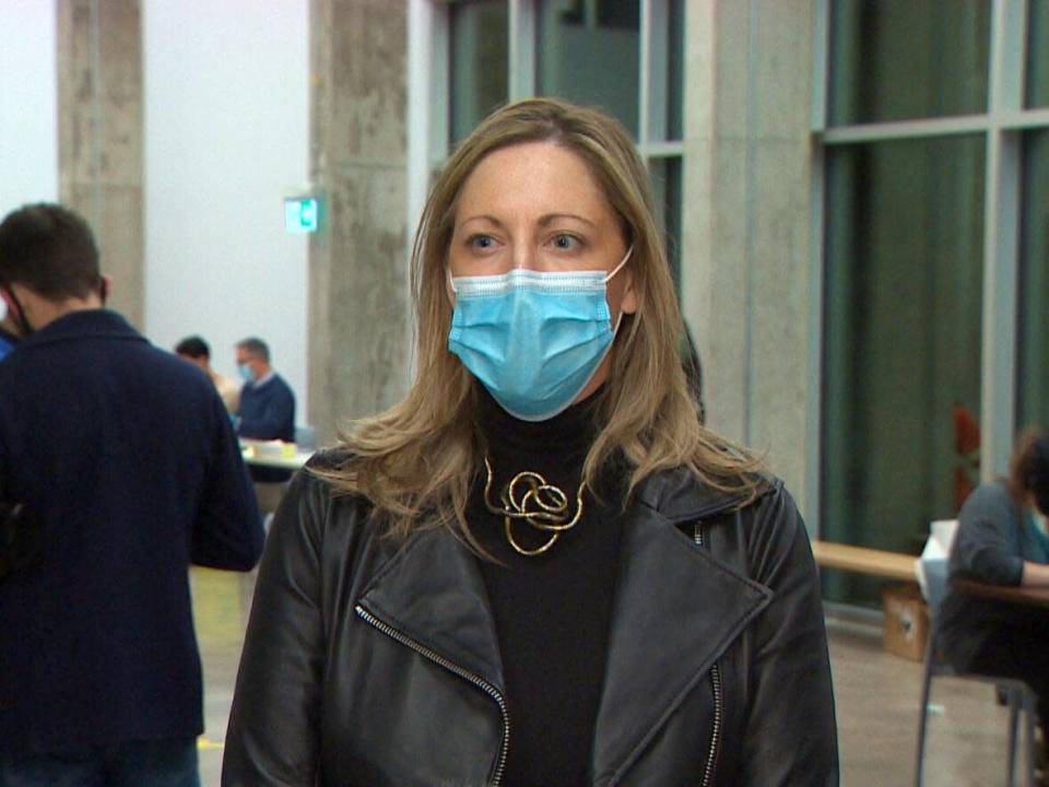 Dr. Lisa Barrett says she&#39;s confident people will be able to manage their own COVID-19 cases.   (CBC - image credit)