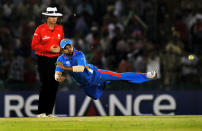 El indio Suresh Raina vuela por los aires tras una jugada ante Pakistán, por la Copa del Mundo de Criquet, en el juego de marzo 30 en Mohali, India. Daniel Berehulak/Getty Images