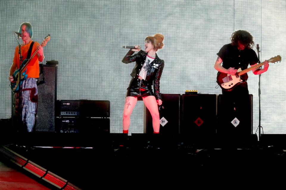 Hayley Williams and Zac Farro of Paramore perform (John Medina / Getty Images for ABA)