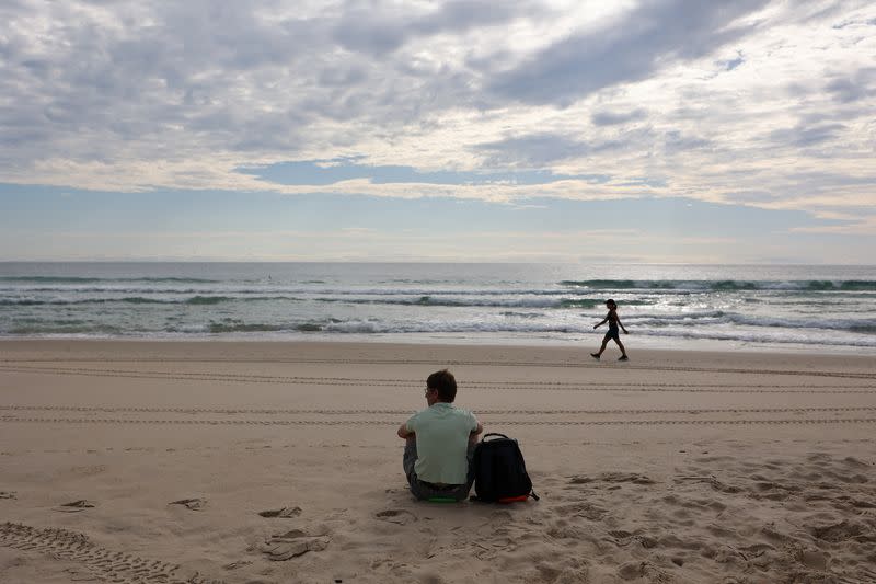 Ivan Ivanov, de 34 años, sentado en la playa antes de empezar a trabajar, en Florianópolis, donde vive desde hace ocho años tras abandonar su ciudad natal de Tomsk, en Rusia