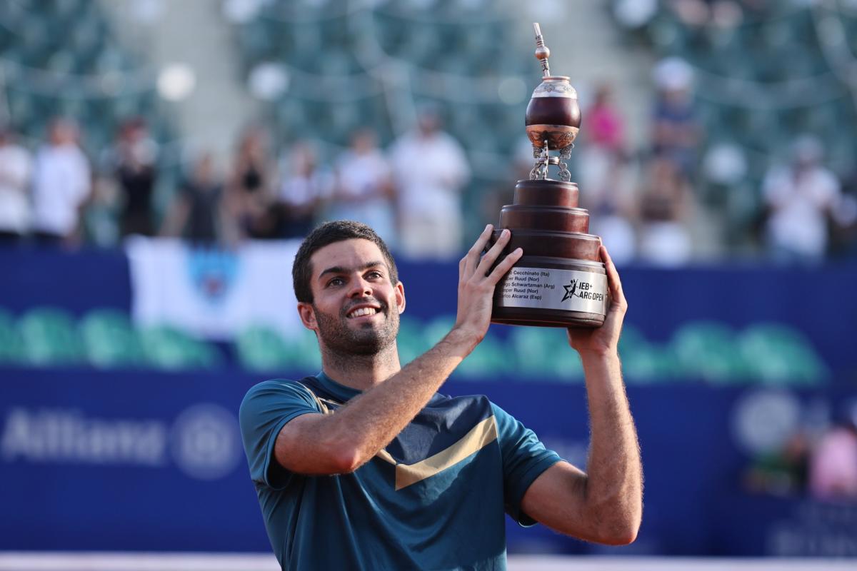 Díaz Acosta, de jugar para 10 personas a llenar la Catedral del tenis  argentino - LA NACION