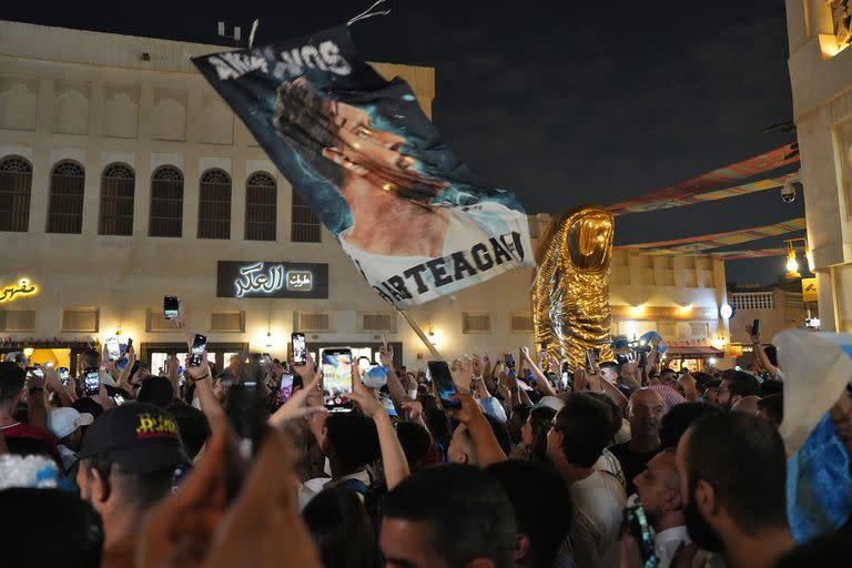 Banderazo de hinchas de la Selección Argentina en la previa al partido contra Países Bajos por cuartos de final de la Copa del Mundo