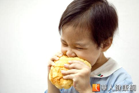 沒時間準備早餐，常讓小孩子偏食吃早餐，不僅缺乏營養，還可能有肥胖風險。（攝影／黃志文）