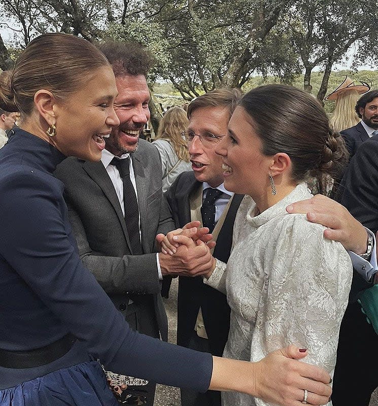Carla Pereyra, junto a Simeone, comparte fotos inéditas de la boda de sus amigos José Luis Martínez-Almeida y Teresa Urquijo