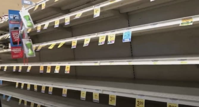 罐頭食品的貨架上，幾乎已經一掃而空，無一倖免。（圖／東森新聞）