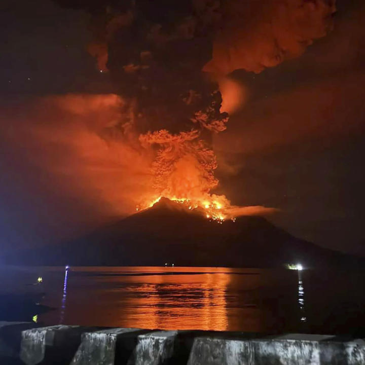 Mount Ruang releasing hot lava. Source :AP