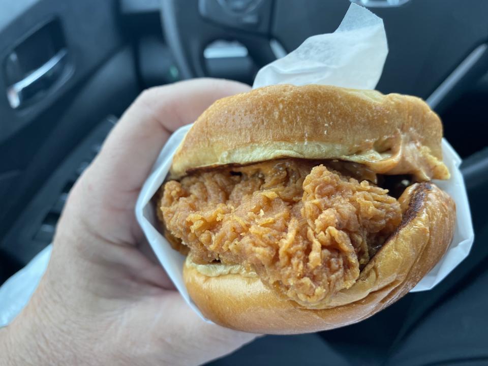 Un sandwich de pollo, popular producto en restaurantes de comida rápida. (Getty Creative)