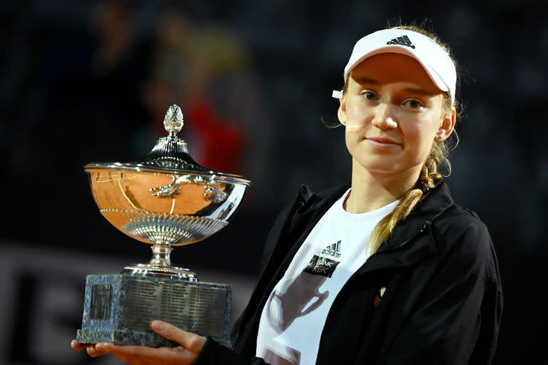 Elena Rybakina, finalmente, posó con el trofeo de campeona, pasada la medianoche en Roma.