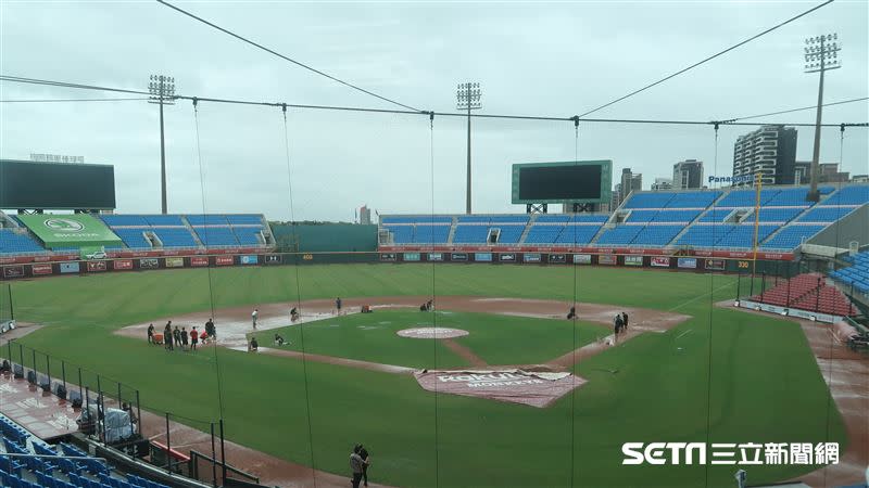 桃園球場比賽因雨延賽。（圖／記者王怡翔攝影）