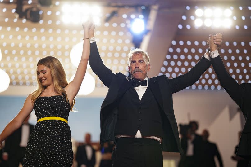 Georgia MacPhail, à gauche, et Kevin Costner posent pour les photographes à leur départ de la première du film 'Horizon : An American Saga"