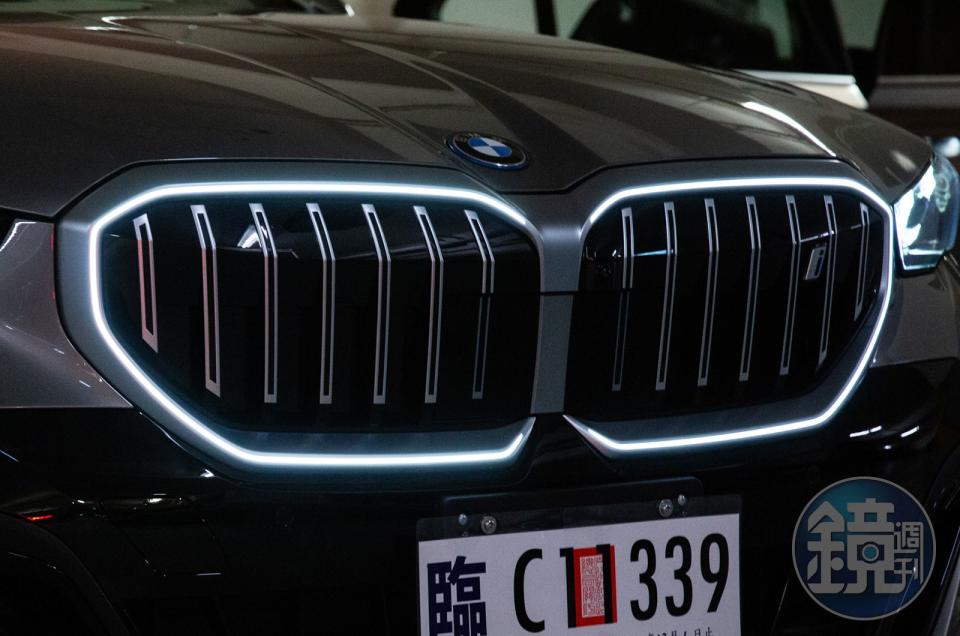 雙腎形水箱護罩上方除了專屬的「i」字樣飾徽外，更標配BMW飾光條，可於夜間或在暗處時更加凸顯水箱護罩的輪廓線條。