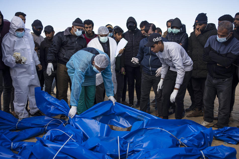 Palestinian bodies returned to Gaza (Fatima Shbair / AP)