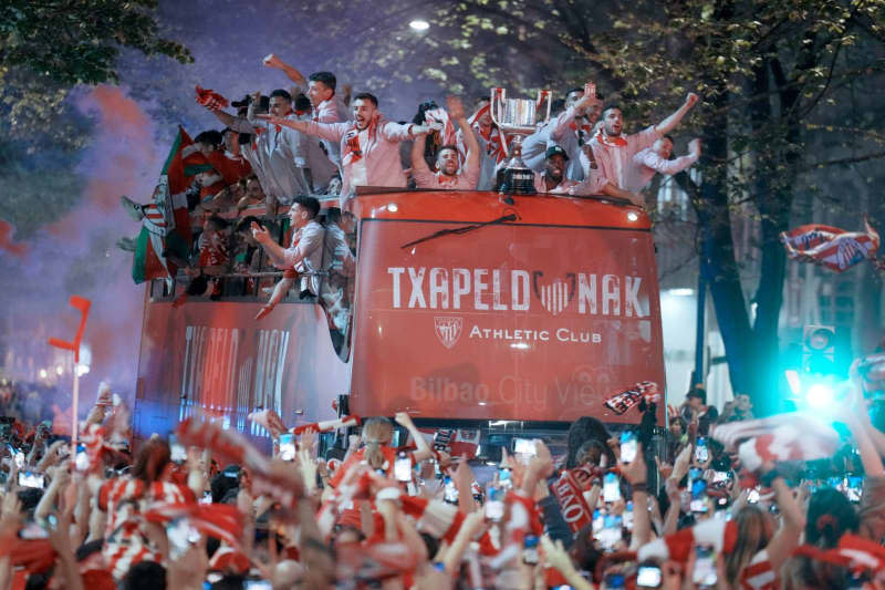 Athletic Club de Bilbao team hold the trophy during the open-top bus tour to celebrate their victory in the Spanish Copa del Rey (King's Cup). H.Bilbao/EUROPA PRESS/dpa