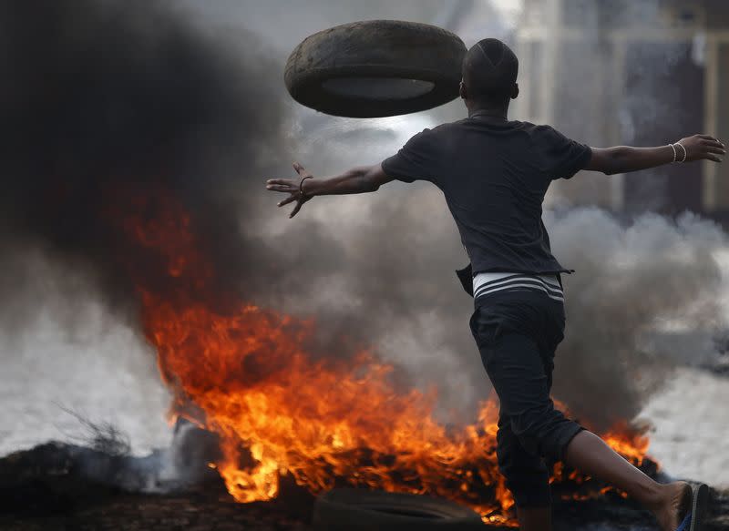 A protester sets up a barricade during a protest against Burundi President Pierre Nkurunziza and his bid for a third term in Bujumbura, Burundi, May 26, 2015. REUTERS/Goran Tomasevic