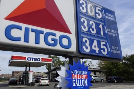 File Picture: People fuel their cars at a Citgo gas station in Kearny, New Jersey September 24, 2014. V. REUTERS/Eduardo Munoz