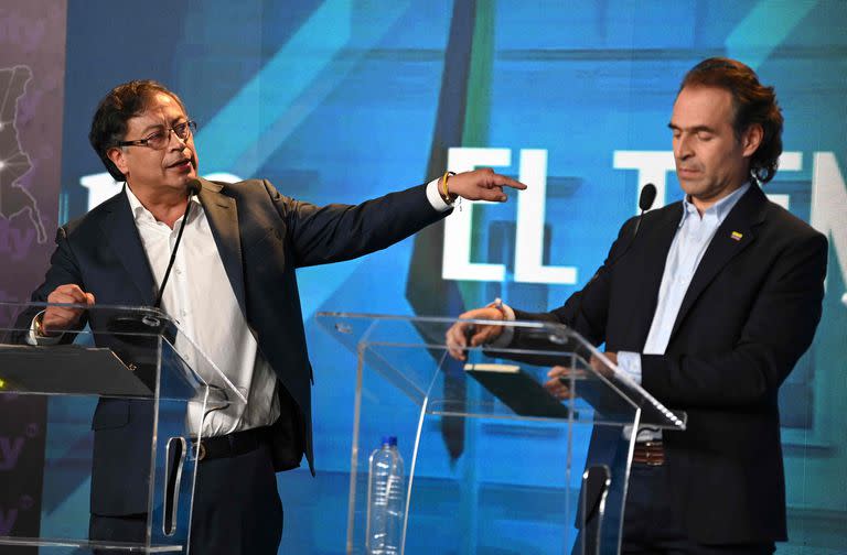 Los candidatos Gustavo Petro y Federico Gutiérrez, durante el debate del 23 de mayo de 2022; Petro es el favorito para la primera vuelta del domingo