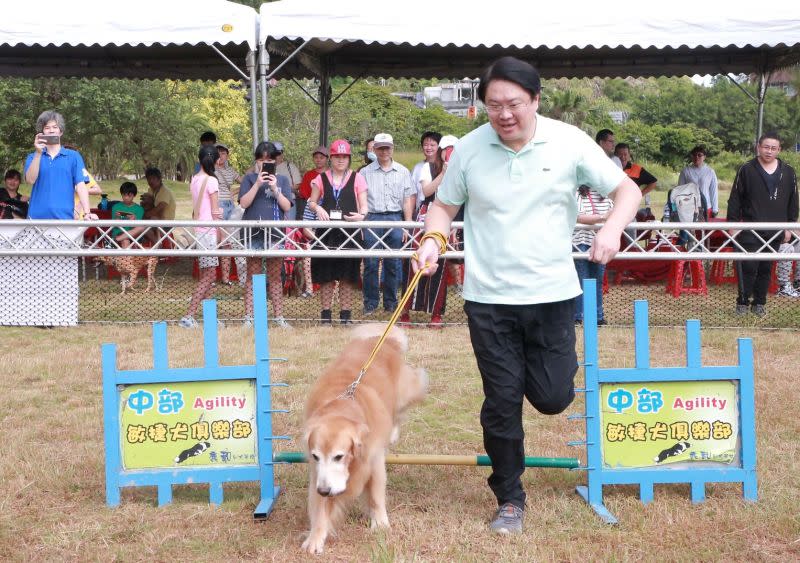 ▲基隆市政府今(22)日在碧砂漁港舉辦「基隆市2020狗狗森友會」活動，吸引許多民眾帶著家裡的毛小孩到場共襄盛舉。（圖／基隆市政府提供）