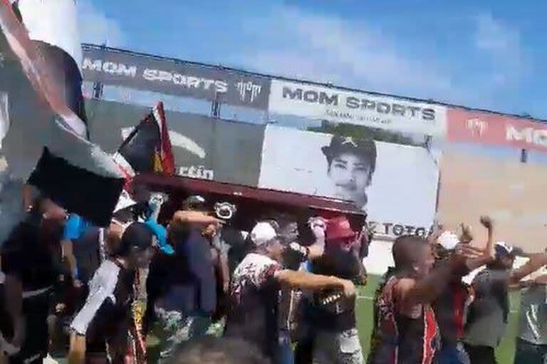 Despedida del hincha de Chacarita: la barra llevó el ataúd al estadio de San Martín