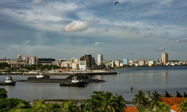 El submarino ruso de propulsión nuclear "Kazan", que forma parte del destacamento naval ruso que visita Cuba, abandona el puerto de La Habana el 17 de junio de 2024. (YAMIL LAGE)