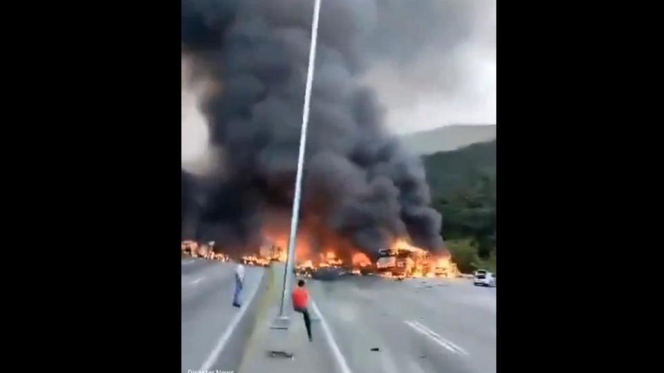 委內瑞拉公路發生車禍和火災，造成至少16人不幸喪命。（圖／翻攝自推特@TheSunnySachan）
