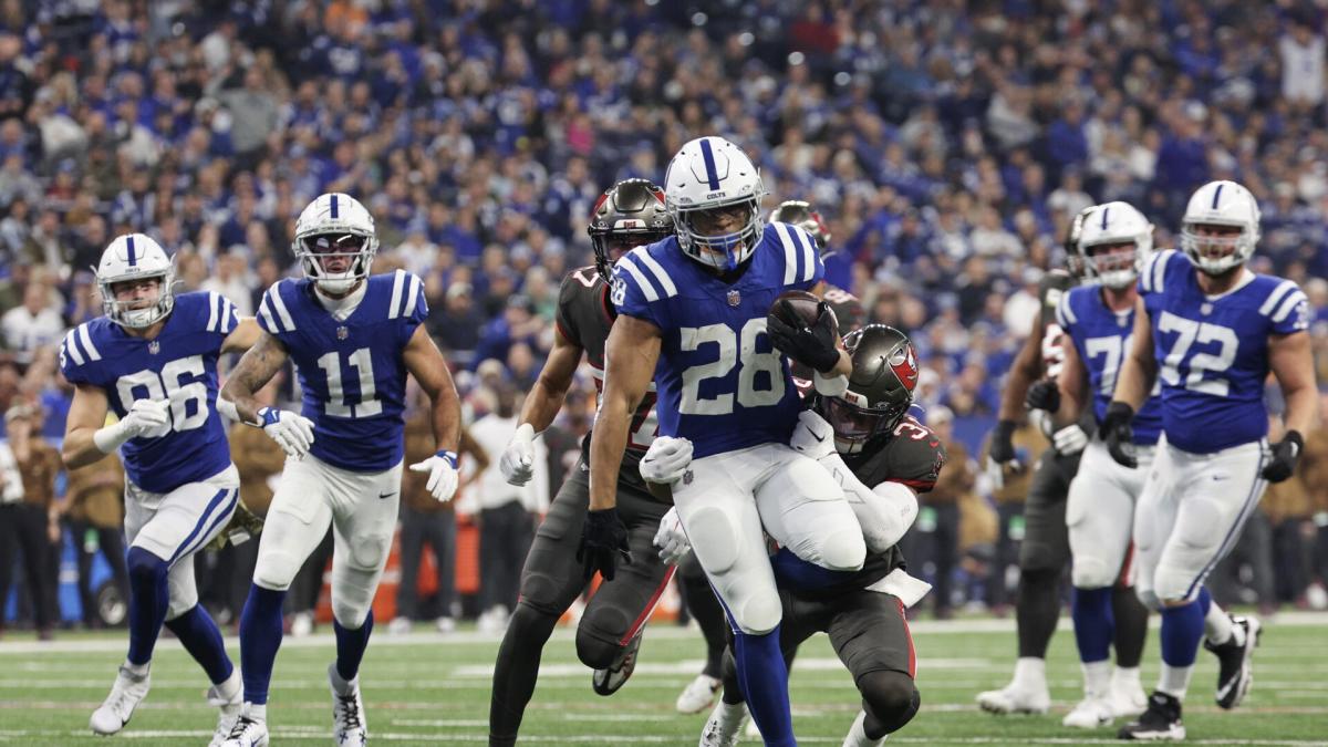 Colts in Command: Lead Buccaneers 17-10 in Halftime Showdown