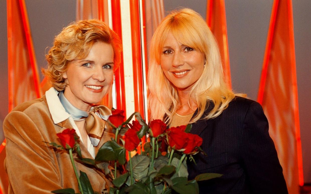 Hera Lind (links, im Bild mit einer Kandidatin) moderierte "Herzblatt" von 1997 bis 1998. Nun feiert die einstige ARD-Show bei SAT.1 ihr Comeback.  (Bild: 1997 Getty Images/Peter Bischoff)