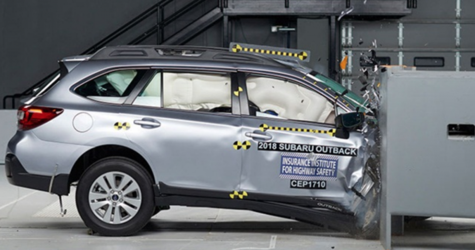 此次《IIHS》搶先測試 13 款中小型轎車的副駕駛安全表現，發現有 10 款都獲得「Good」的評價。