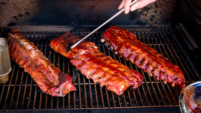 mopping barbecue ribs