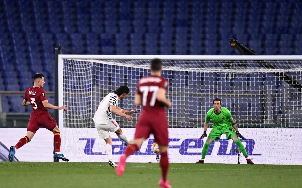 Edinson Cavani of Manchester United scores their side's first goal past Antonio Mirante - Tullio Puglia/Uefa via Getty Images