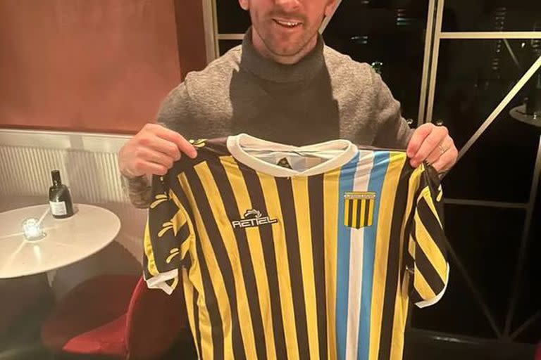 Messi posa con la camiseta de Almirante Brown; ahora el equipo de San Justo eligió a La Pulga como su mascota