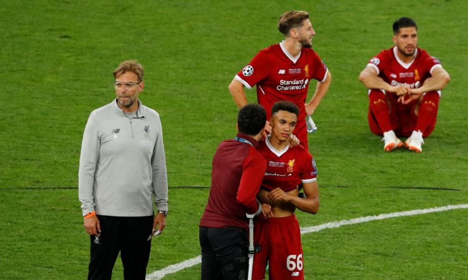 Jürgen Klopp and his players commiserate after the defeat to Real Madrid.