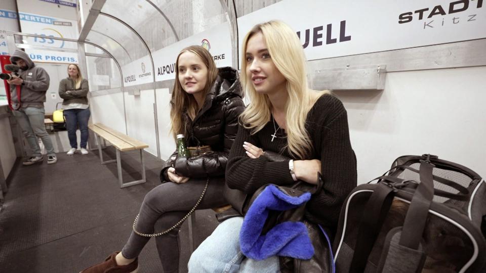Zwei Eishockey-Teams im Blick: "Die haben ja tausend Sachen an", wundern sich Davina (rechts) und Shania Geiss. (Bild: RTLZWEI)