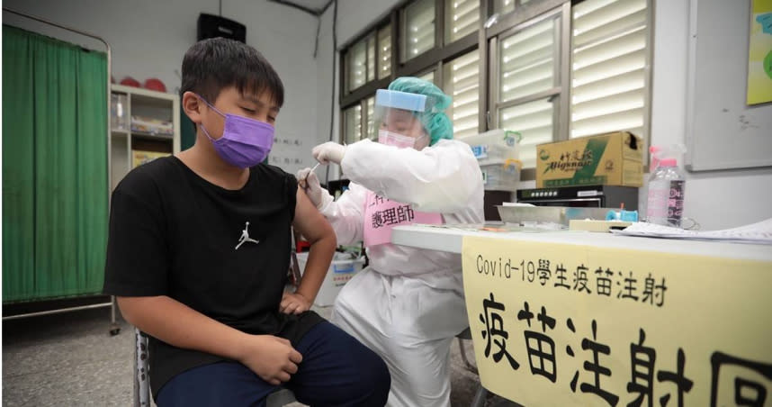 去年台灣購買BNT疫苗拖了近一整年，而且波折不斷，但今年疫情快速升溫，尤其兒童與老人確診者陸續出現重症死亡個案，指揮中心火速搞定BNT兒童疫苗。圖為兒童接種半劑莫德納疫苗。（圖／報系資料照）