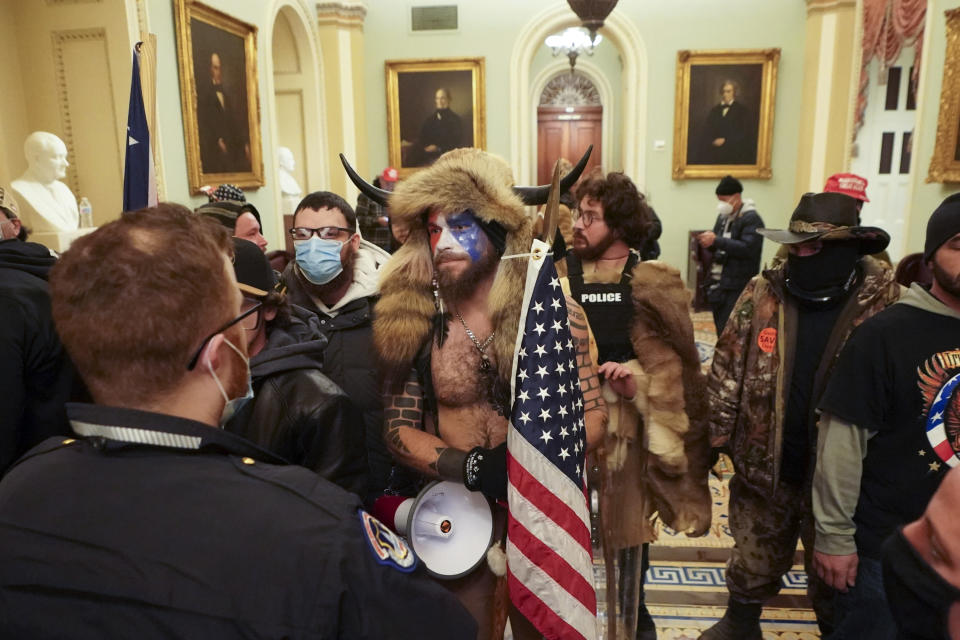 Partidarios del presidente Donald Trump que se aglomeraron en el Capitolio de Estados Unidos se enfrentan a los oficiales de la policía del Capitolio en el edificio, en Washington, el 6 de enero de 2021. (Erin Schaff/The New York Times)