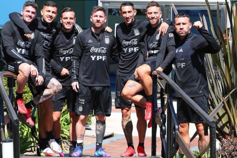 Lionel Messi con sus compañeros de la selección