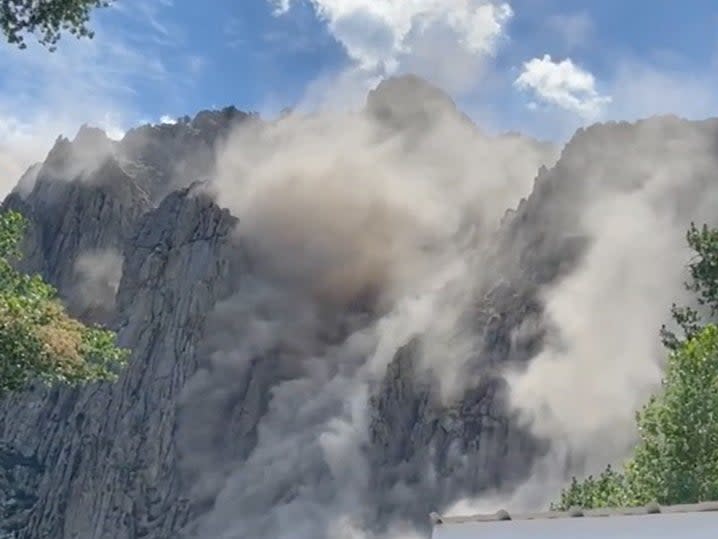 Dust rising from side of cliff after an earthquake in Coleville, California, U.S. July 8, 2021 in this still image from a social media video.  (Meadowcliff Lodge Coleville-Walker Koa/via REUTERS)