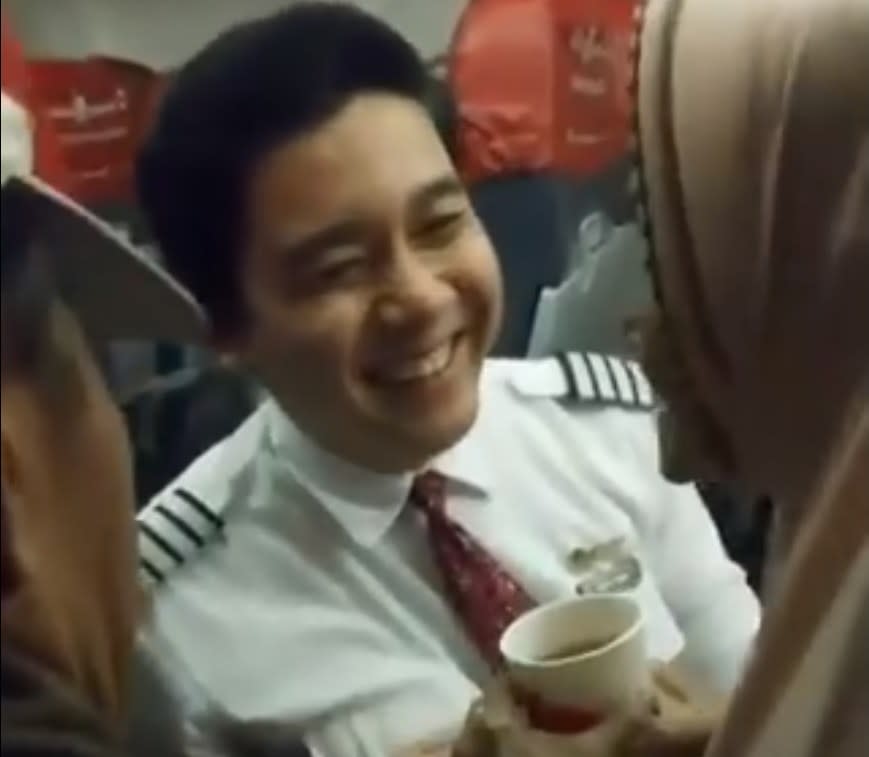 The caring aircrew member sharing a laugh with the senior citizen during her flight from Surabaya to Palangkaraya. — Screengrab from Twitter/@the4rel