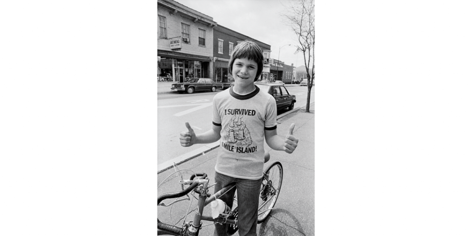 <span>Un niño cerca de la planta de energía nuclear Three Mile Island, después del accidente de 1979. (Foto: Bettmann/Getty)</span>