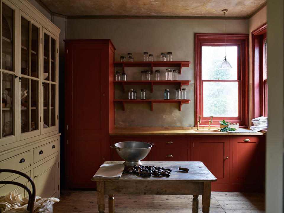 REINVENT RUSTIC KITCHENS WITH MOODY SHADES