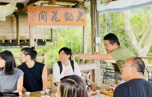 台南晶英今年結合國內外知名的東山咖啡推出玩咖之旅，由職人帶領走訪大鋤花間咖啡生態農場，細品大地賦予的好滋味。（記者李嘉祥攝）