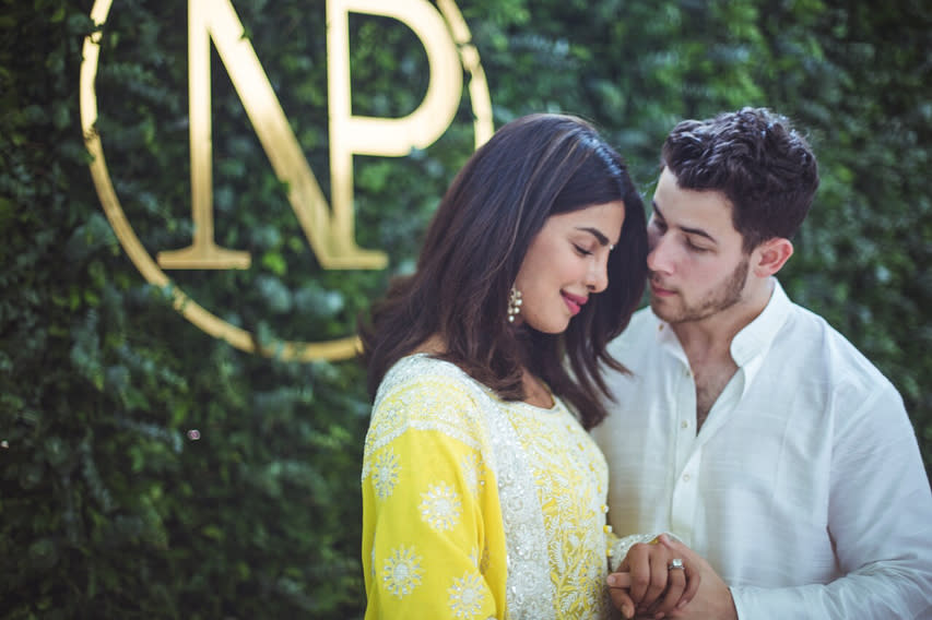 <p>Au bout d’un peu plus de deux mois de relation, la star de Quantico Priyanka Chopra et le chanteur Nick Jonas se sont fiancés le 18 août. Crédit photo : Instagram priyankachopra </p>