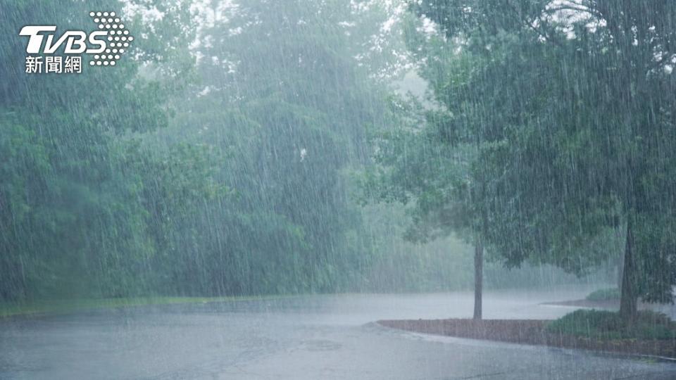 明日、下週一水氣增多。（示意圖／shutterstock達志影像）