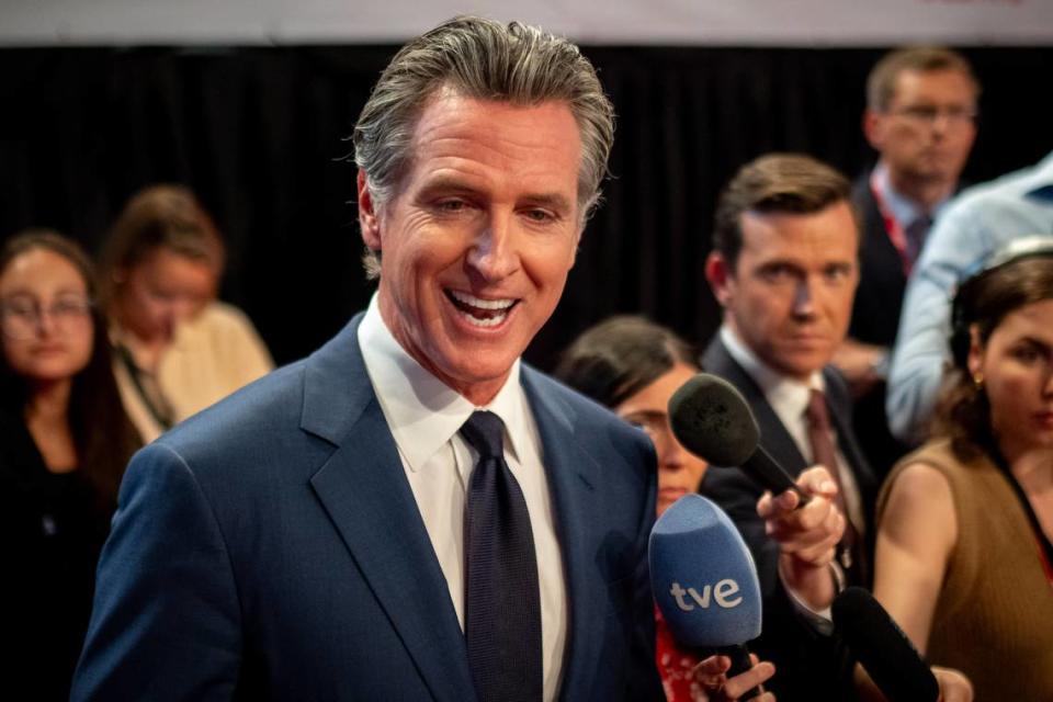 El gobernador de California, Gavin Newsom, concede una entrevista a los medios dentro del Spin Room durante el debate presidencial de CNN de 2024 en Atlanta, Georgia. Jueves, 27 de junio de 2024 (Foto de Ben Hendren/Sipa USA)