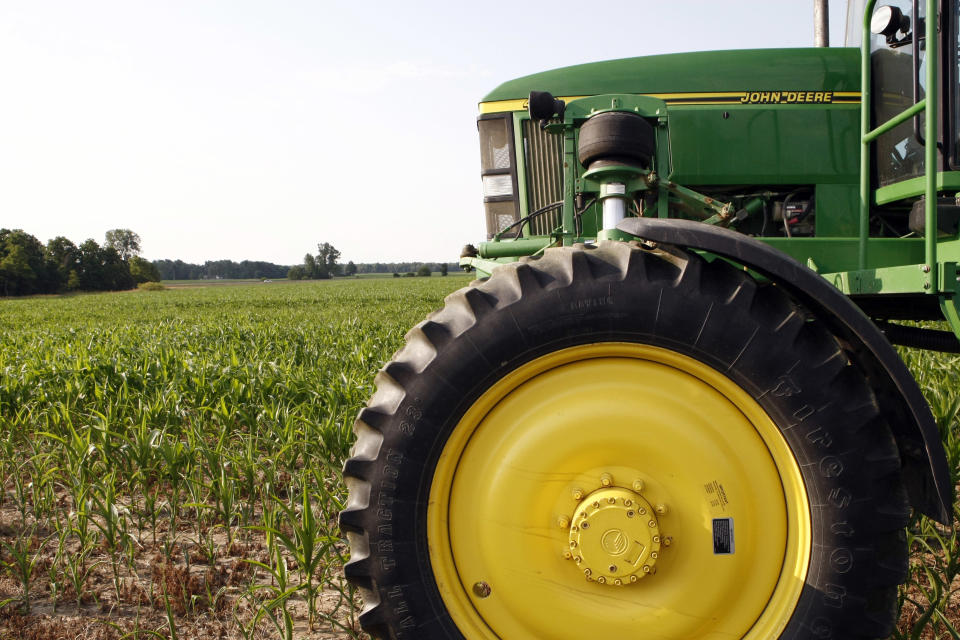 A John Deere sprayer sits in a popcorn field on the Matt Johnson family farm in Redkey, Indiana June 28, 2012.   REUTERS/Brent Smith (UNITED STATES - Tags: ENVIRONMENT)